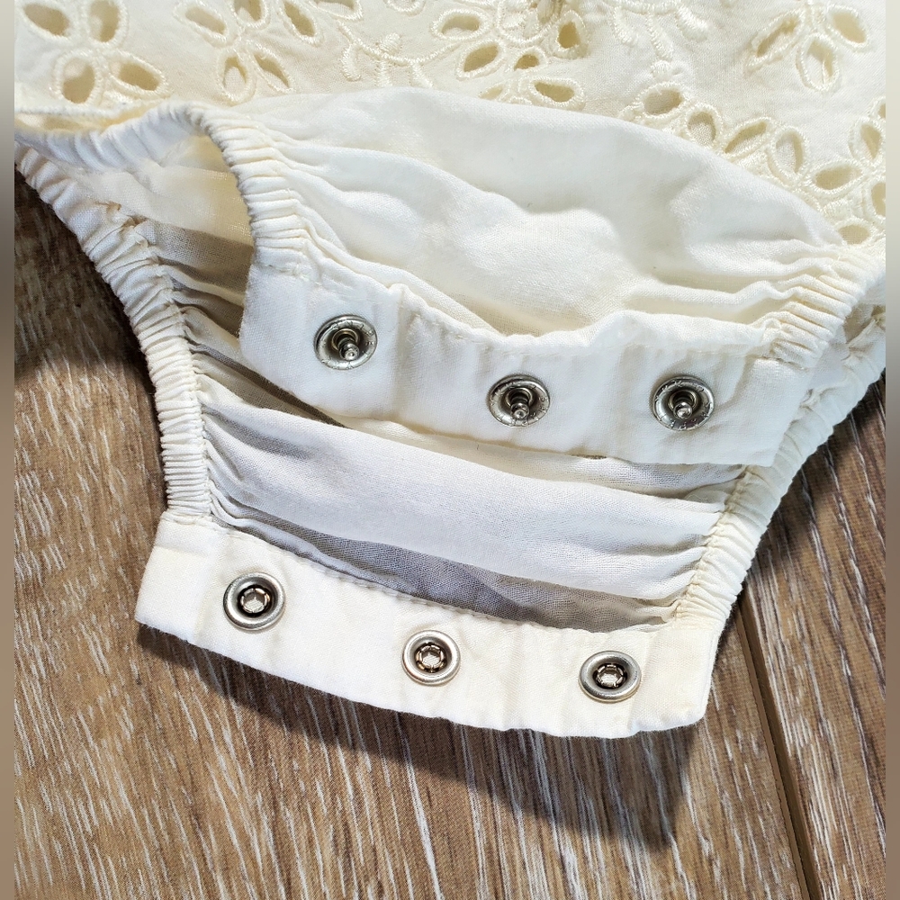 GAP Cream Eyelet Baby Romper  Size 3-6M - Picture 7 of 7